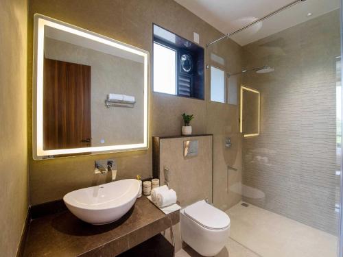 Ένα μπάνιο στο Villa Papillon by DanCenter | Pvt Pool | Jacuzzi | Kids Room | Udaipur