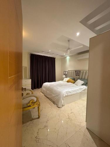 ein großes Schlafzimmer mit Bett und Fenster in der Unterkunft Opera413 Spacious & Central in Muscat