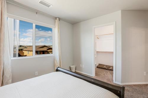 BellemontにあるBeautiful Newly Built Home with Central ACのベッドと大きな窓のある寝室