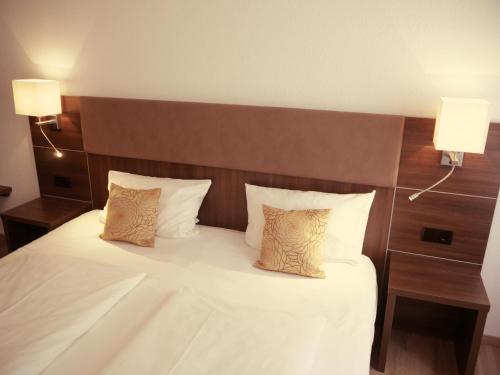 Postel nebo postele na pokoji v ubytování Romantica Hotel Blauer Hecht
