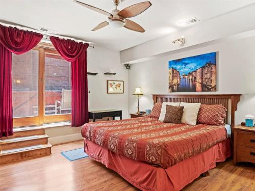 Postel nebo postele na pokoji v ubytování Eternal Treehouse Hot Tub Outdoor Oasis in Pines Entertainment Galore