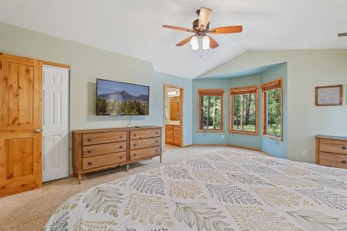 ein Schlafzimmer mit einem Bett und einem Deckenventilator in der Unterkunft Bluebird Song Prime Flagstaff Location Outdoor Retreat with Fenced Yard and Firepit in Flagstaff