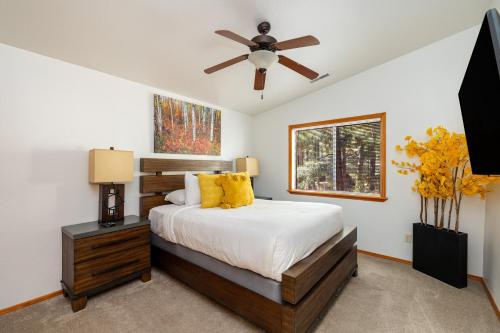 Postel nebo postele na pokoji v ubytování Flagstaff Retreat: Deck Spa Game Room Stunning Views