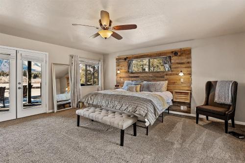 ein Schlafzimmer mit einem Bett und einem Deckenventilator in der Unterkunft Amazing Views Central AC 5 ac of Privacy Lawn Games and HOT TUB in Elden Pueblo
