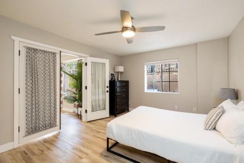 Un dormitorio con una cama y un ventilador de techo. en Forest Heights Mountain Views Hot Tub Heated Floors Pizza Oven, en Flagstaff