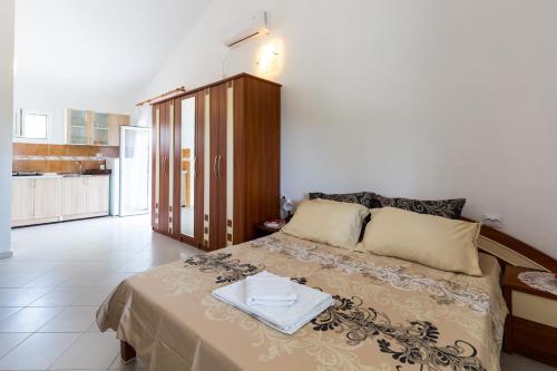 een slaapkamer met een bed met een handdoek erop bij Apartments Sofia in Sutomore