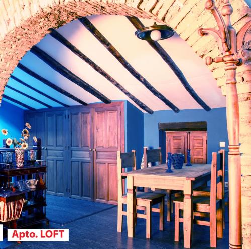 a dining room with a table and blue walls at Casa Tictágora in Plasenzuela