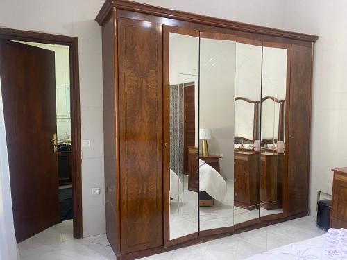 un gran armario de madera con puertas de cristal en una habitación en Tradition & Modernité, en Rabat