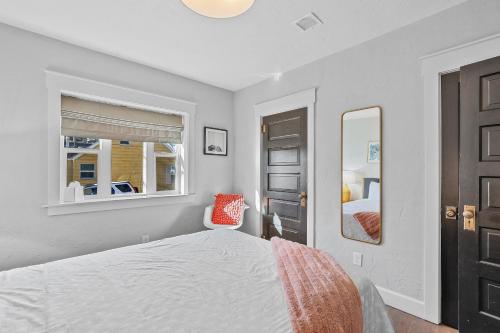 Ένα ή περισσότερα κρεβάτια σε δωμάτιο στο Downtown Crown Stylish Mid-Century Design Walk to Dining Shops