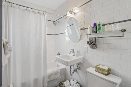 Ένα μπάνιο στο Downtown Crown Stylish Mid-Century Design Walk to Dining Shops