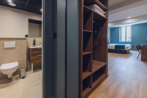 ブール・ガン・ブレスにあるHopperのバスルーム(トイレ、洗面台付)