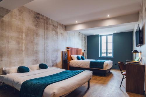 ブール・ガン・ブレスにあるHopperのベッド2台と壁のある寝室