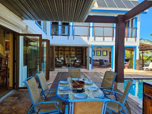 Posezení v ubytování Casa Corazón - Spacious 6 Bedroom Beachfront Villa with Pool & Pier