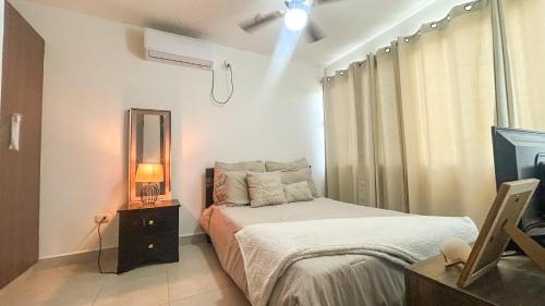 Ένα ή περισσότερα κρεβάτια σε δωμάτιο στο Near Plaza, Cafe! Sunset Beach House Garden Kitchen