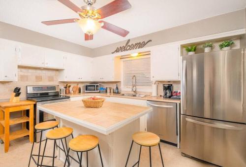 eine große Küche mit einem großen Edelstahlkühlschrank in der Unterkunft Outstanding 4 Bedroom on Outagamie in Appleton