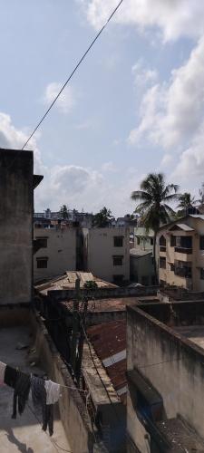 vue d'une ville avec des bâtiments et une corde à linge dans l'établissement Haven's spot, à Mombasa