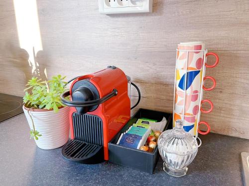 ノワジエルにあるNids calmes FLYHOME - 7mins à pied de gare - Mi Disney et Parisのミキサーの横のカウンターの上に座るジューサー