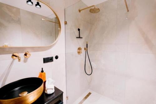 Ένα μπάνιο στο Lake House 10 - 4 Person Lake view Apartment!