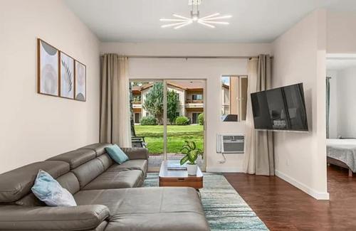 Μια τηλεόραση ή/και κέντρο ψυχαγωγίας στο Modern Mountain Comfort in Basalt