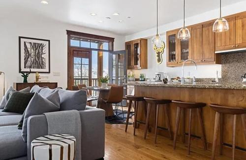 cocina y sala de estar con sofá y bar en Spacious 4-Bedroom Mountain Retreat in Jackson, en Jackson