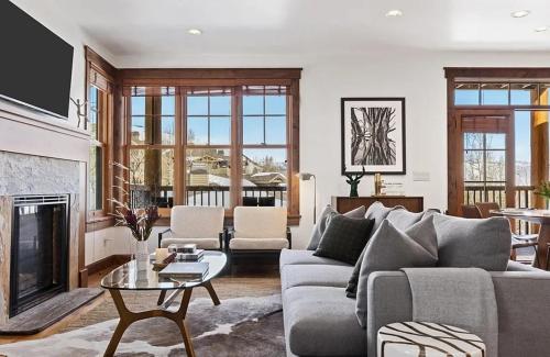 Una sala de estar con un sofá y una chimenea. en Spacious 4-Bedroom Mountain Retreat in Jackson, en Jackson