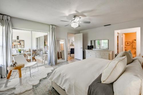 Postel nebo postele na pokoji v ubytování 4 Mi to Beach! Naples Snowbird Nest with Pool Access