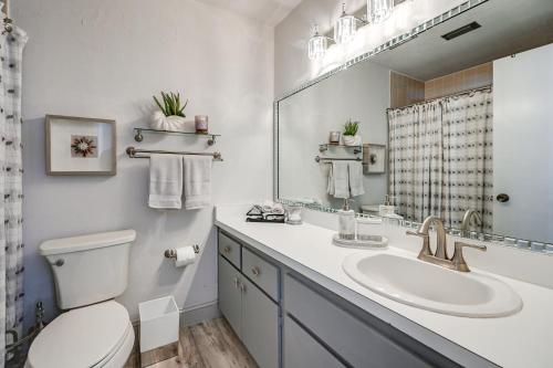 Koupelna v ubytování 4 Mi to Beach! Naples Snowbird Nest with Pool Access