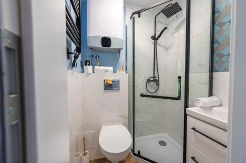 een kleine badkamer met een douche en een toilet bij Korbielów 6 in Korbielów