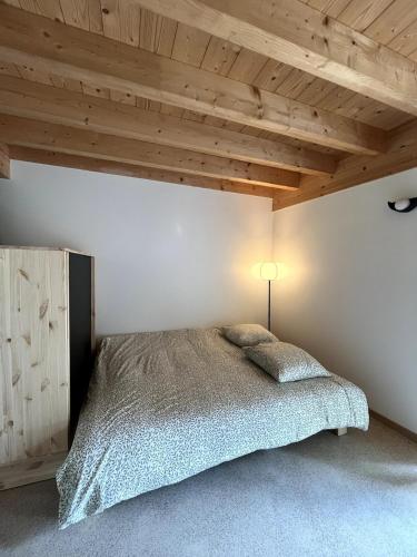 Postel nebo postele na pokoji v ubytování Terrace studio in an old farmhouse