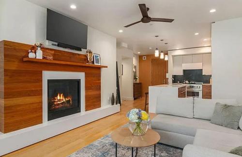 ジャクソンにあるSlopeside 2BR Retreat at Snow King Walk to Townのソファと暖炉のあるリビングルーム