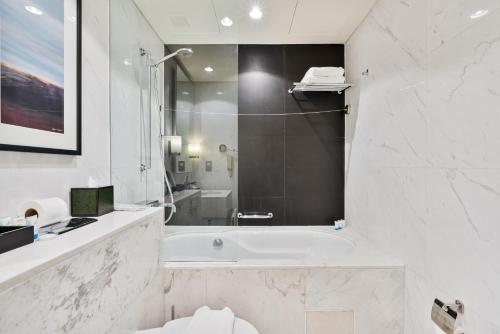 Ένα μπάνιο στο Luxurious Studio with Burj Khalifa View Direct Dubai Mall Access - Kempinski Residence