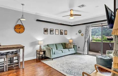 Χώρος καθιστικού στο Balcony Views to Gatlinburg