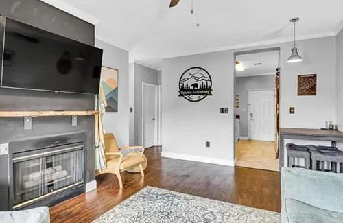 Μια τηλεόραση ή/και κέντρο ψυχαγωγίας στο Balcony Views to Gatlinburg