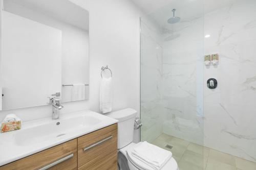 Ένα μπάνιο στο Beautiful 2BR2BA Palm Beach Condo w/ Pool & Gym