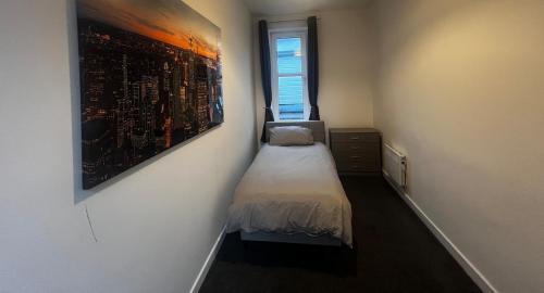 Postel nebo postele na pokoji v ubytování Perth City Centre Apartment - Short & Long Stays Welcome - 2x Smart TVs - Sky TV - Fast WiFi - Fully Equipped - Located Next to All Amenities