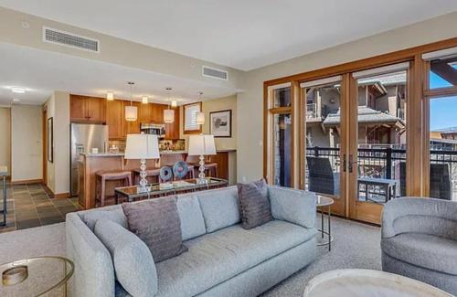 Posezení v ubytování Bright Alpine Corner Condo with Ski Access