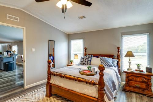 Ένα ή περισσότερα κρεβάτια σε δωμάτιο στο Quiet Country Living! Retreat Near Dtwn Waxahachie