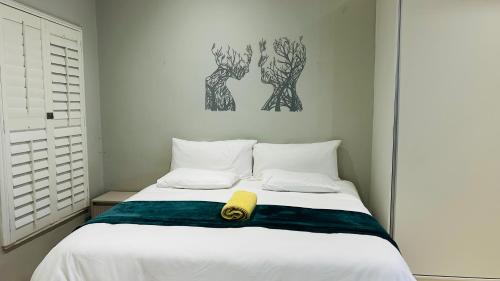 Ένα ή περισσότερα κρεβάτια σε δωμάτιο στο Cape Town Elegant Top Floor Stay with City Lights and Quiet Nights