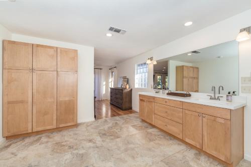 une grande cuisine avec un évier et un miroir dans l'établissement Sugarloaf House Private Trail Access Hot Tub Game Room OMG Red Rock Views, à Sedona