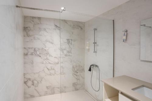 una ducha con puerta de cristal en un baño en Belgrade Waterfront Residences, en Belgrado