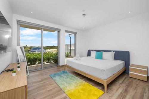 Ένα ή περισσότερα κρεβάτια σε δωμάτιο στο NEW 1B1BA Spacious Condo w/Pool, GYM @ Palm Beach!