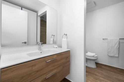 Phòng tắm tại NEW 1B1BA Spacious Condo w/Pool, GYM @ Palm Beach!