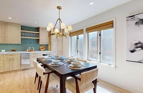 Kuchyň nebo kuchyňský kout v ubytování Newly Renovated 4BR Retreat Teton Village