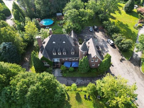 an aerial view of a large house at Chateau Murdock Gite in Saguenay