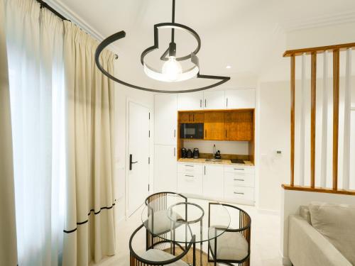 a kitchen with two chairs and a chandelier at La Maquinilla fjhomefj in Jerez de la Frontera