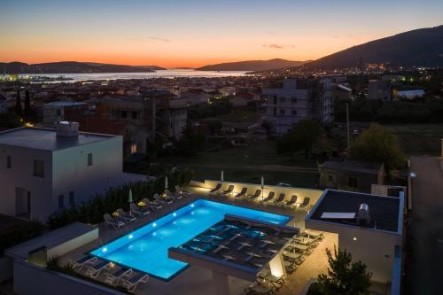 een zwembad bovenop een gebouw met een zonsondergang bij Apartments Top Hill in Trogir