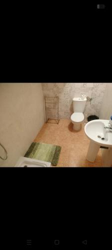 a bathroom with a toilet and a bidet and a sink at La estrella del desierto in Tabernas