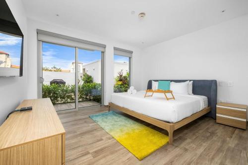 Postel nebo postele na pokoji v ubytování BRAND NEW 1BR Condo w/Pool, Patio, GYM @ PalmBeach