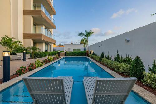 Bazén v ubytování BRAND NEW 1BR Condo w/Pool, Patio, GYM @ PalmBeach nebo v jeho okolí