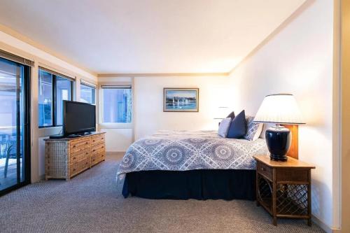 een slaapkamer met een bed en een flatscreen-tv bij Family-Friendly Lakefront Escape with Pool in Dollar Point